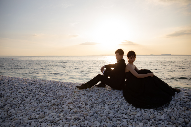 白い石と黒ドレスの対比で