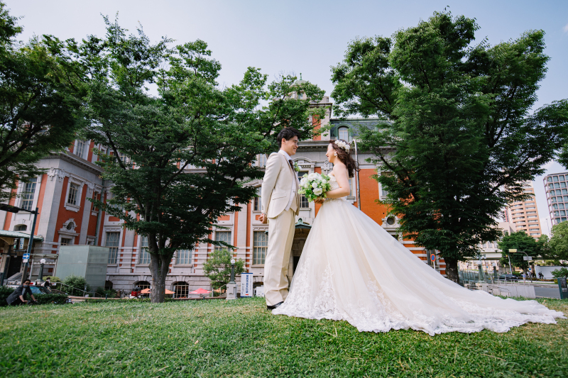 公会堂前の広場で