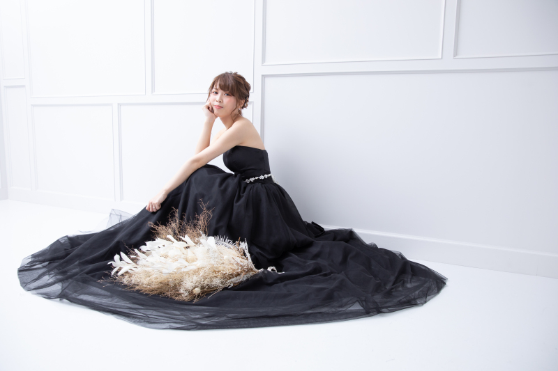 ブラックドレス姿でドレスアップした姿を