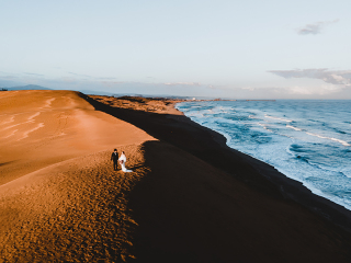 鳥取砂丘でしか撮れない、 壮大なスケールのウェディングフォト。