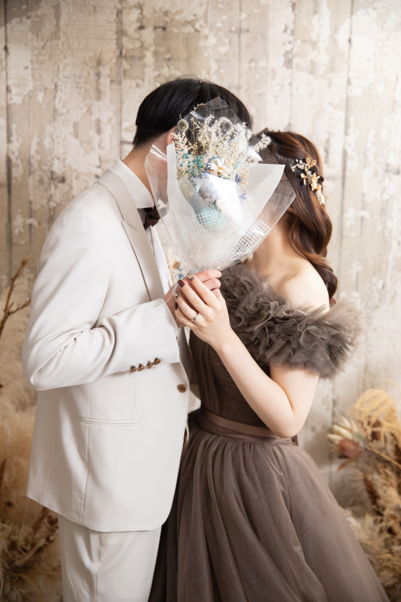 定番の顔隠しポーズ