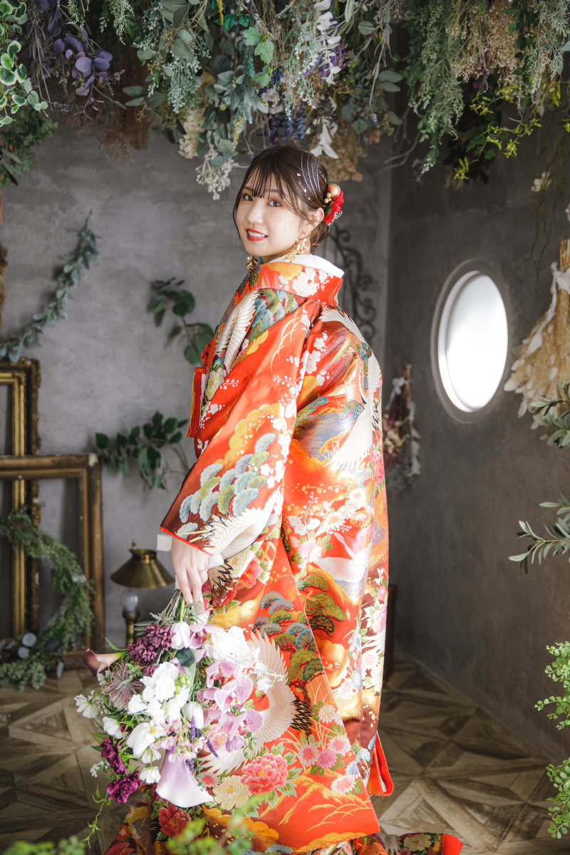 緑の背景に映えるお着物