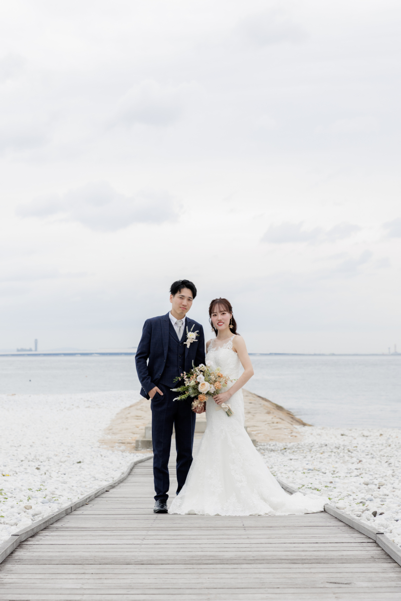 海へと続く道で、真っ白なドレスが映える1枚