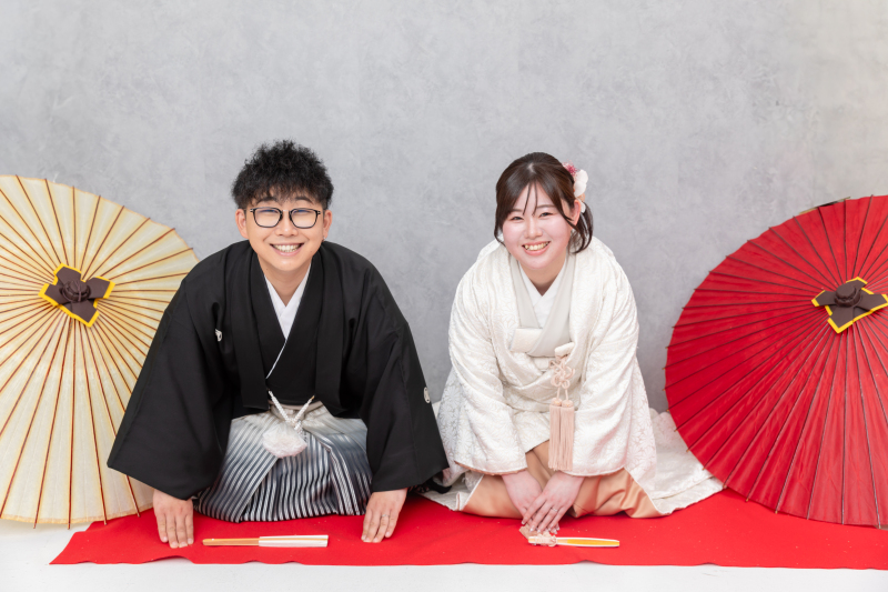 伝統の型を美しく纏う、正座ショット