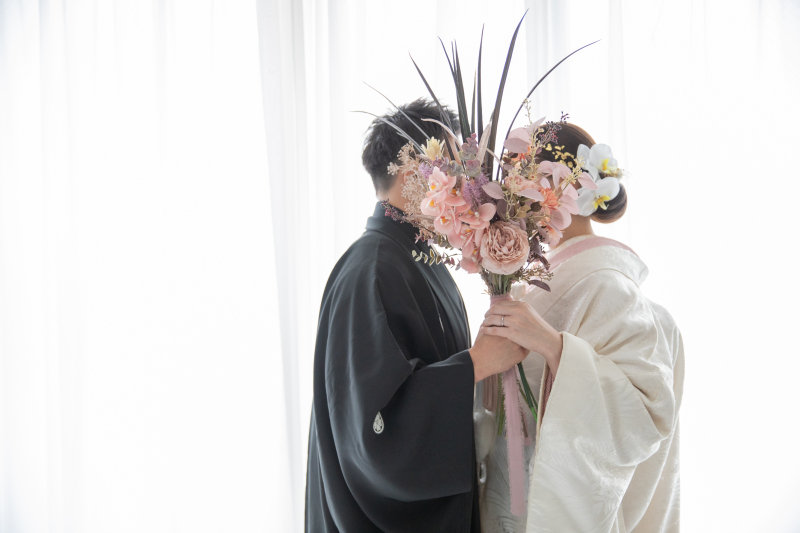 ピンク色のブーケでお顔隠し