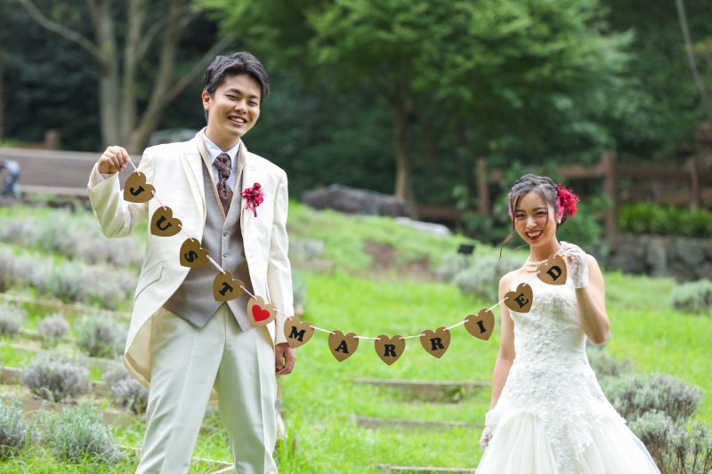 ウェディングアイテムを使って！ポップな一枚