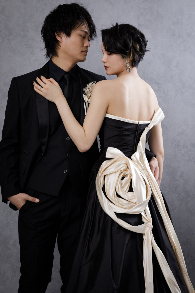 後ろ姿も映えるブラックドレス