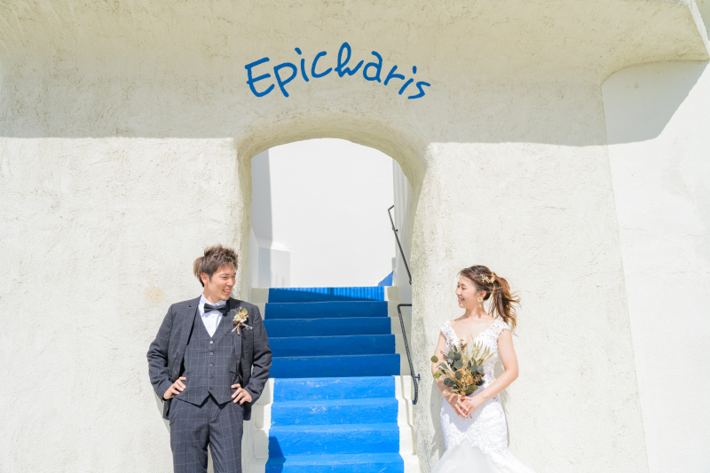 白い壁をバックに