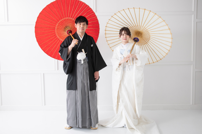 白背景に映える和傘ショット