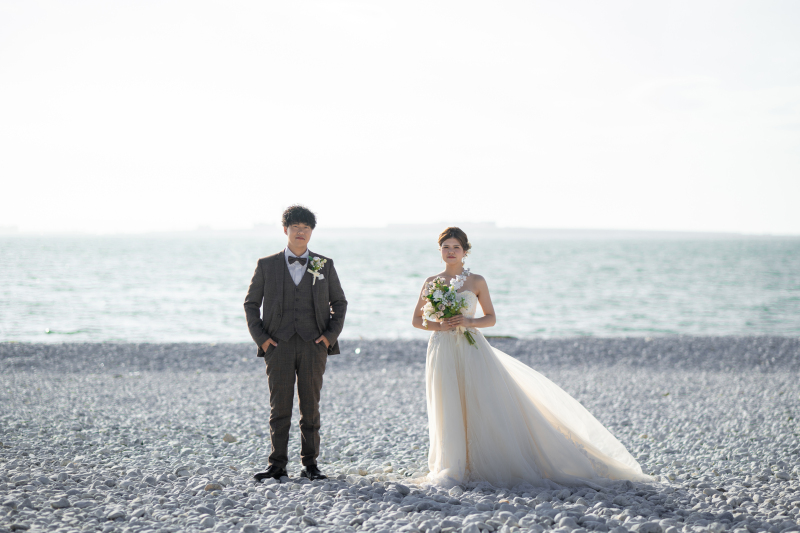 白い石と青い海のコントラストが映える