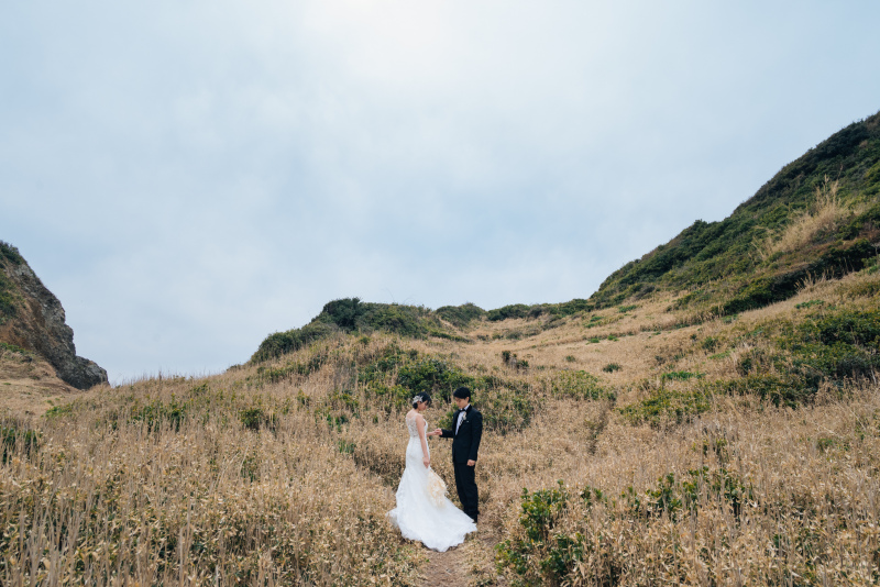 草原の中で佇むお二人