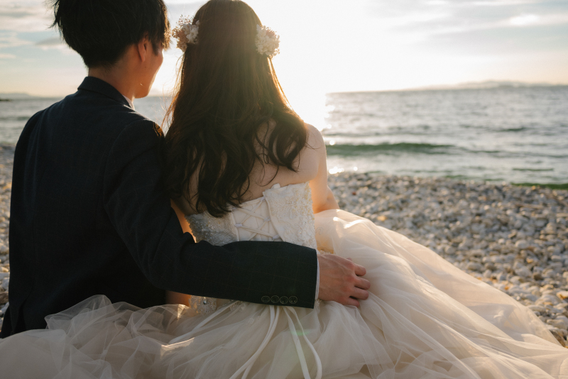 夕日に照らされ