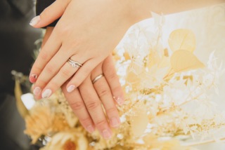 仲の良さが溢れる可愛らしいお二人のアットホームな写真