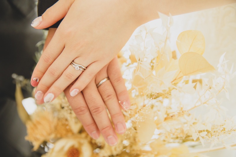 仲の良さが溢れる可愛らしいお二人のアットホームな写真