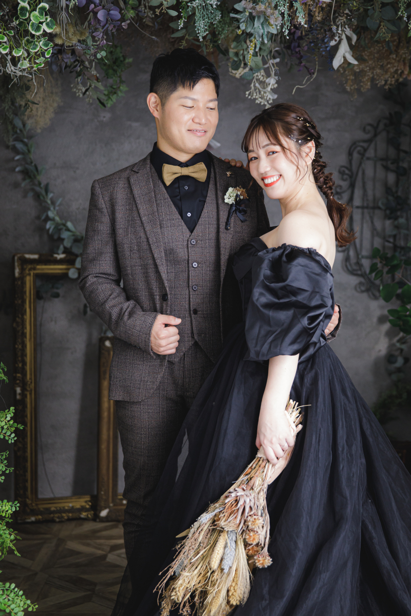 新郎様のブラックシャツもいい感じ