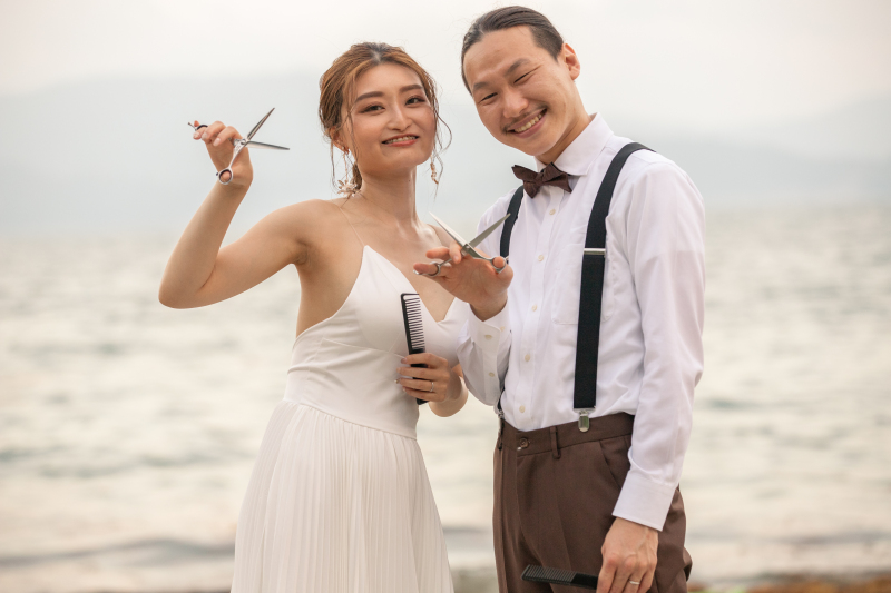 美容師のお二人の仕事姿を