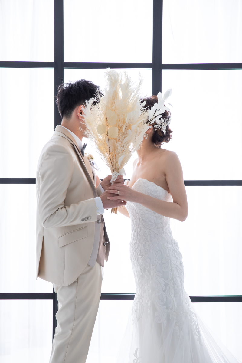 ブーケでお顔を隠して