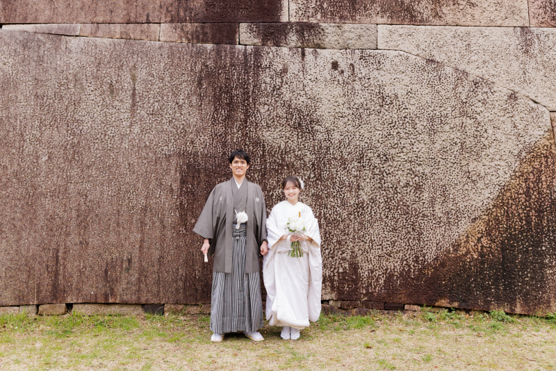 壮大な石畳の前で