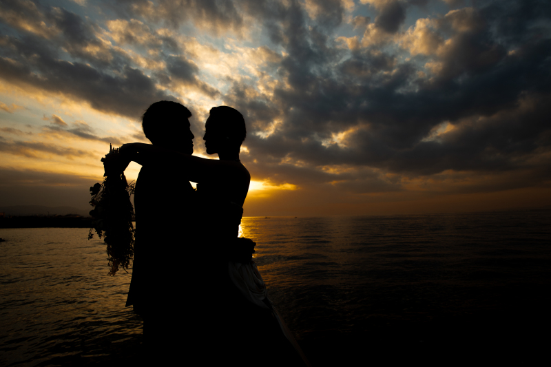 雲の模様とお二人のシルエットが印象的