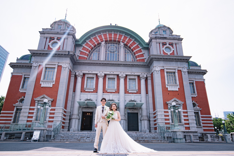 公会堂前での撮影カットも