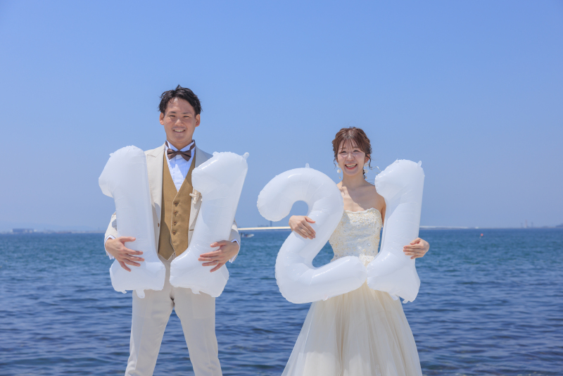 記念日のバルーンを持って