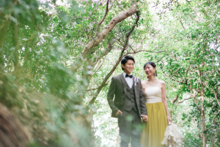 大自然に溶け込むナチュラルなウェディングフォト