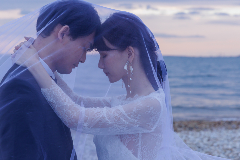 夕焼けの空を背景に