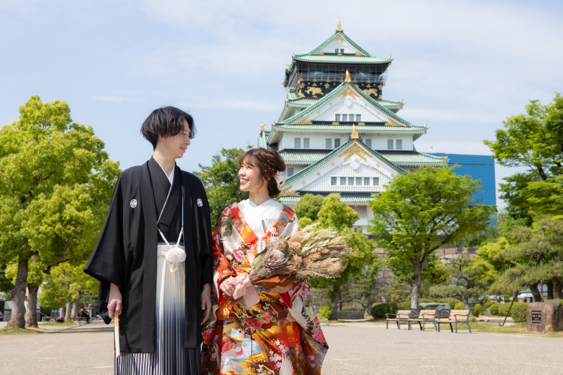 大阪城をバックに