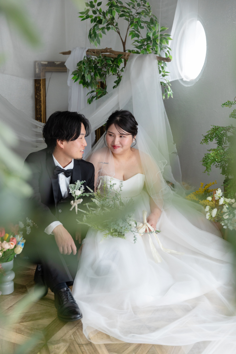 草花に囲まれて、透明感溢れるワンシーンに