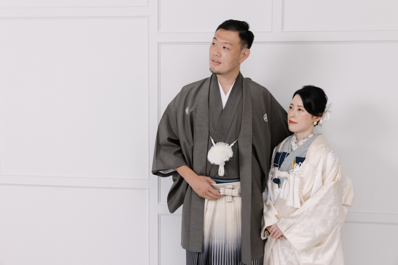 シンプルな背景で和装を