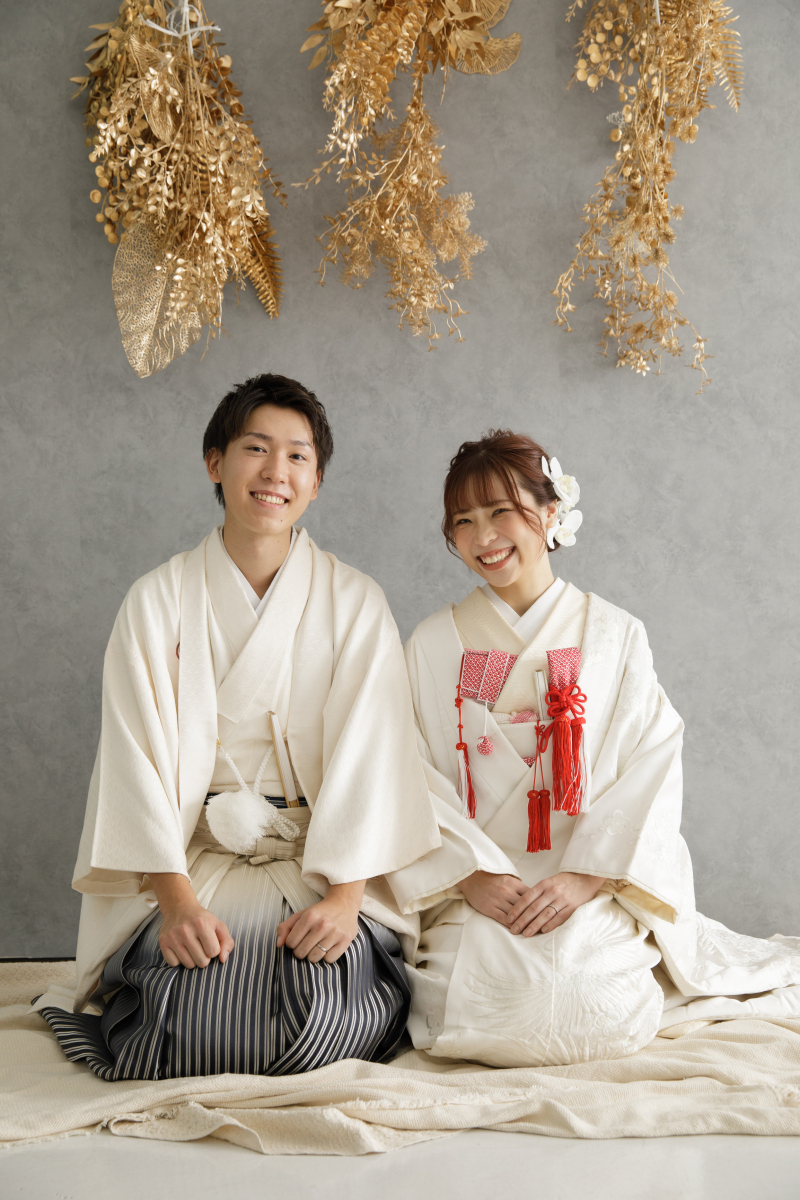 グレー×ゴールドの壁でシンプルに決める一枚