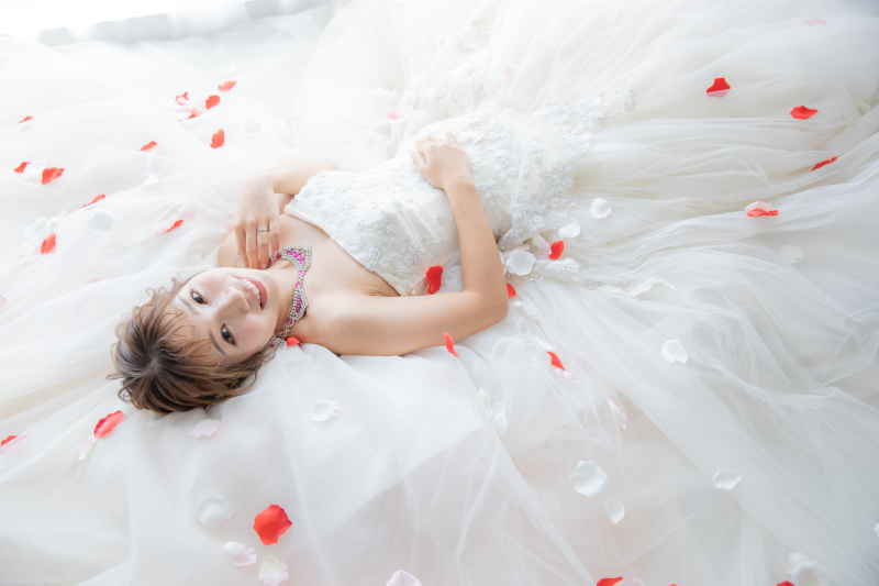 寝転びショットで甘めな雰囲気に