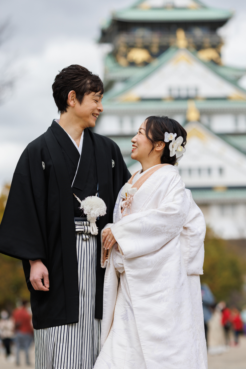 大阪城をバックに