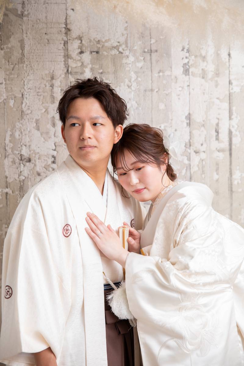 凛々しい表情で