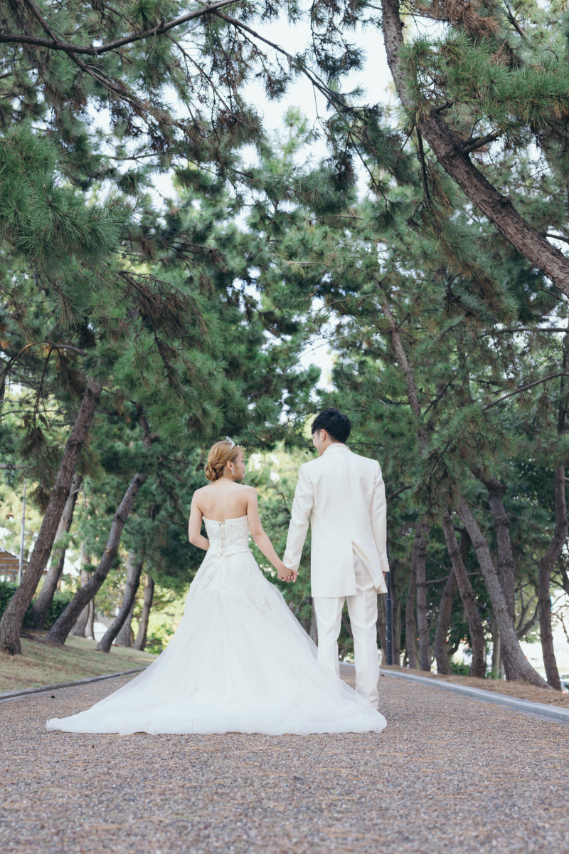 緑の中で撮影した後ろ姿ショット