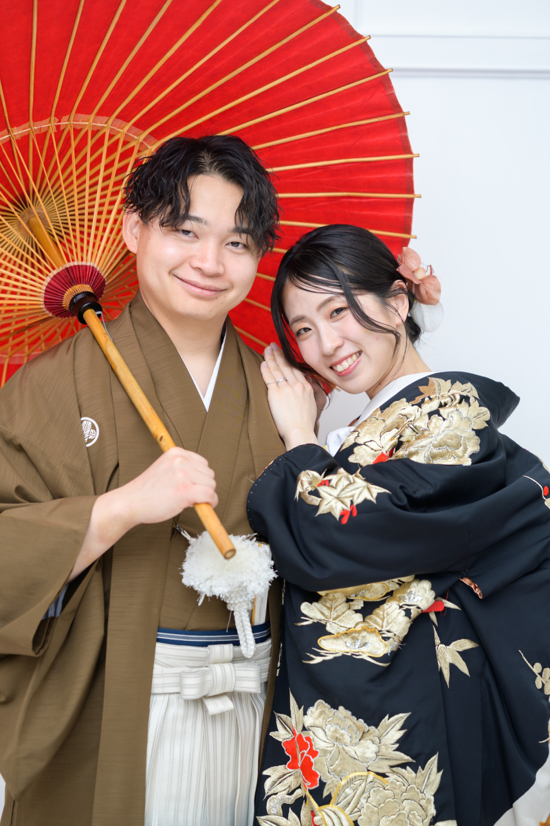 和傘を添えて、笑顔溢れる幸せのワンシーン