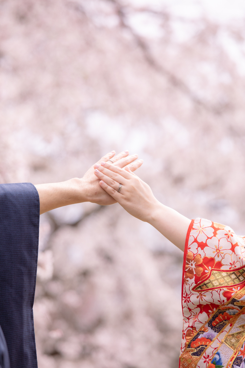 手と手を重ねて