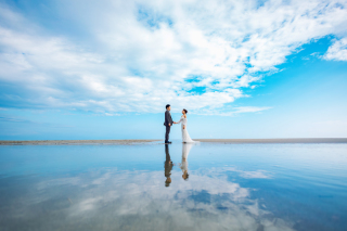 広大な砂丘で二人だけのウエディングフォト