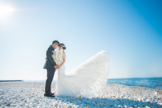 蒼い空にドレス姿が映える写真