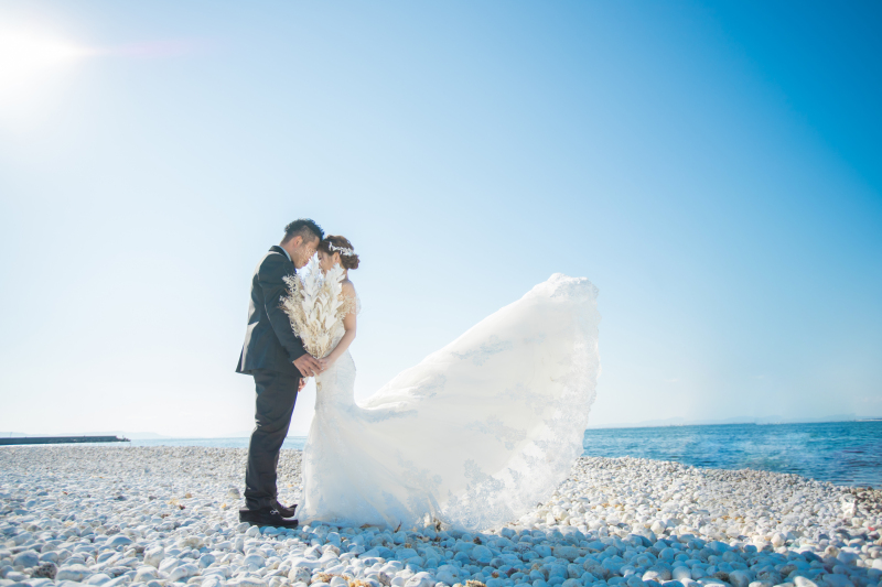 蒼い空にドレス姿が映える写真