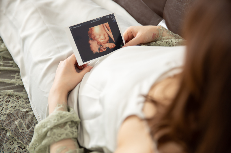 エコー写真を眺めると自然な笑顔に