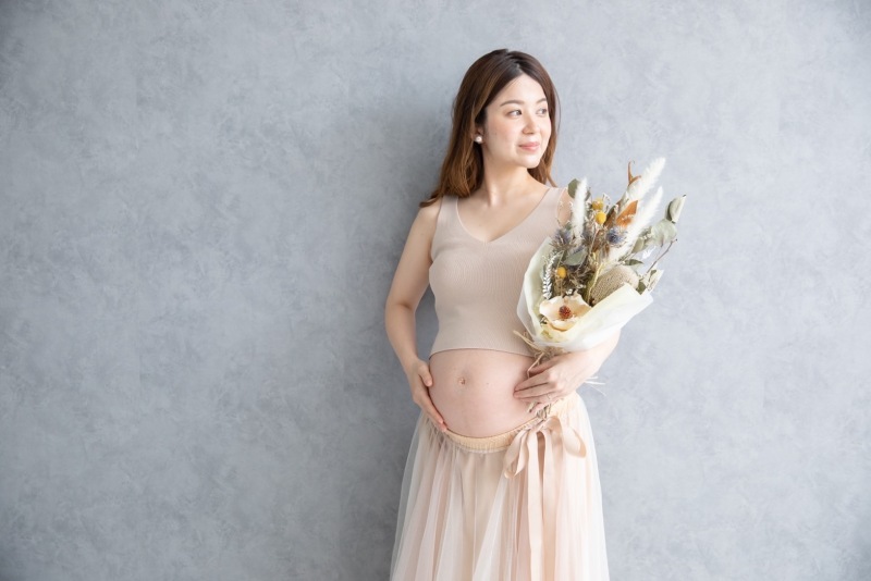 シックなグレーの壁で撮る大人な一枚