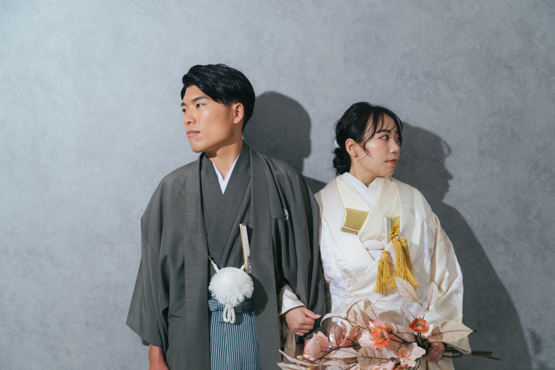 背景に合わせてクールな視線を