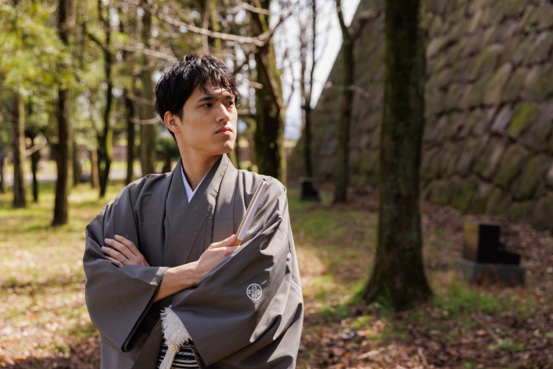 紋付袴姿の新郎様のソロショット