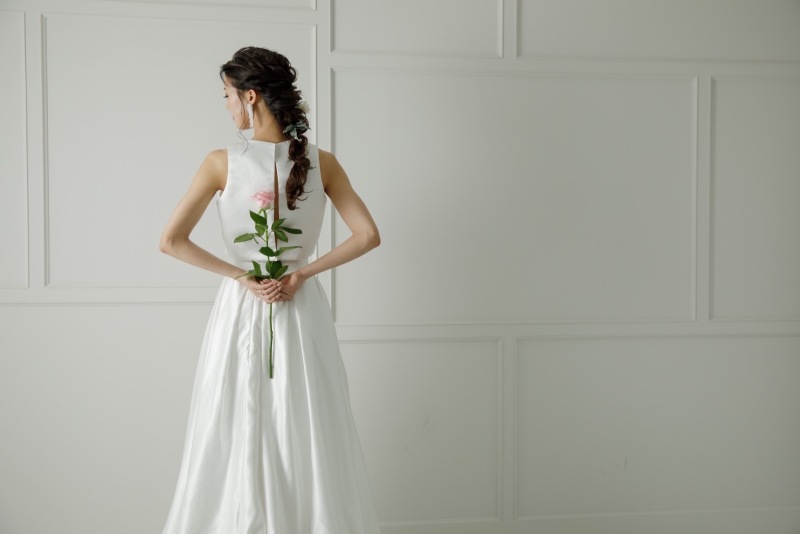 スタイルの良さが際立つセットアップ風ドレス