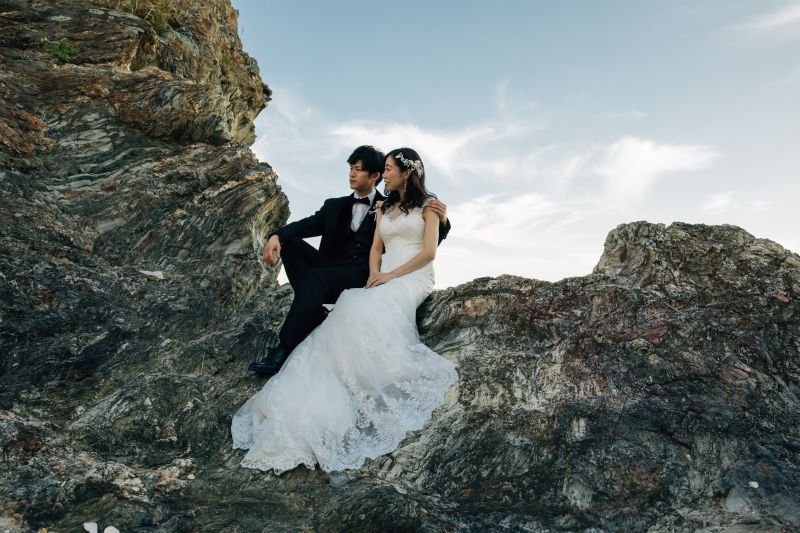 岸壁にウェディングフォト
