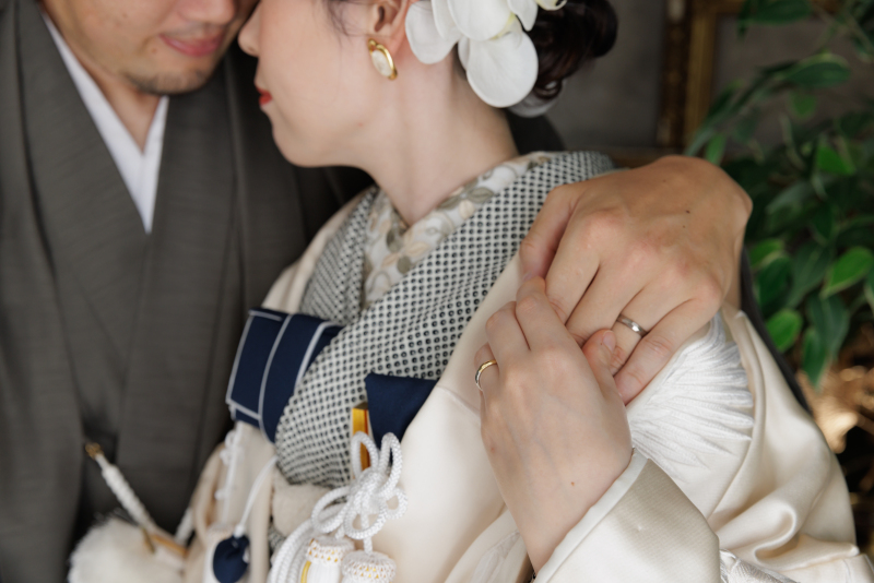 優しく手を握り