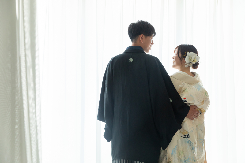 並んで立つおふたりの後ろ姿