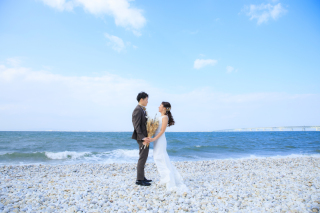 ビーチでお洒落に前撮り♪