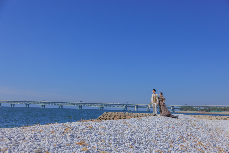 どこまでも続く海と空、2人で眺める遠景ショット